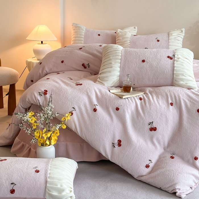 91家纺网 家纺一手货源 找家纺 子曰 2025新款浮雕轻法式复古ins小清新风雕花牛奶绒四件套 樱桃之恋-粉