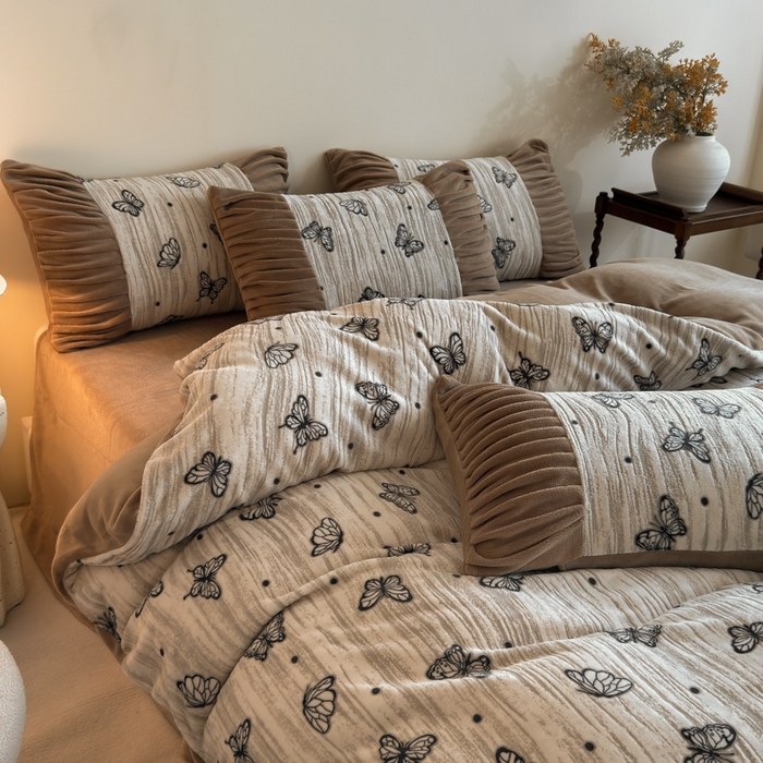 91家纺网 家纺一手货源 找家纺 子曰 2025新款浮雕轻法式复古ins小清新风雕花牛奶绒四件套 梦里蝴蝶-卡其