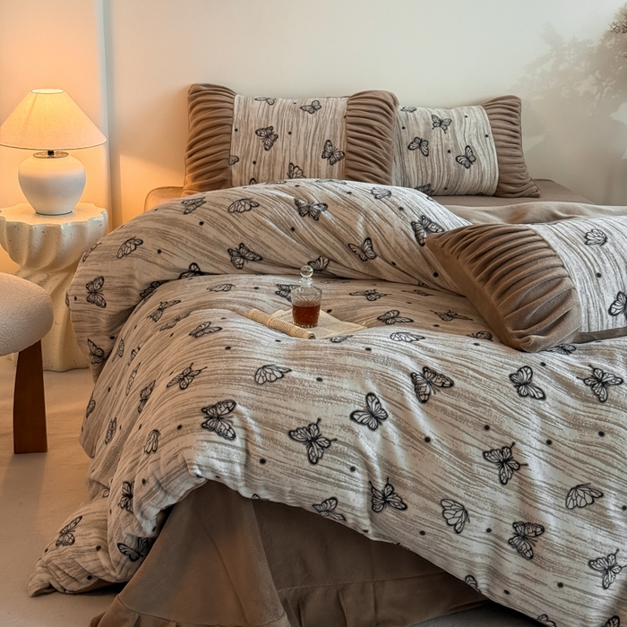 91家纺网 家纺一手货源 找家纺 子曰 2025新款浮雕轻法式复古ins小清新风雕花牛奶绒四件套 梦里蝴蝶-卡其