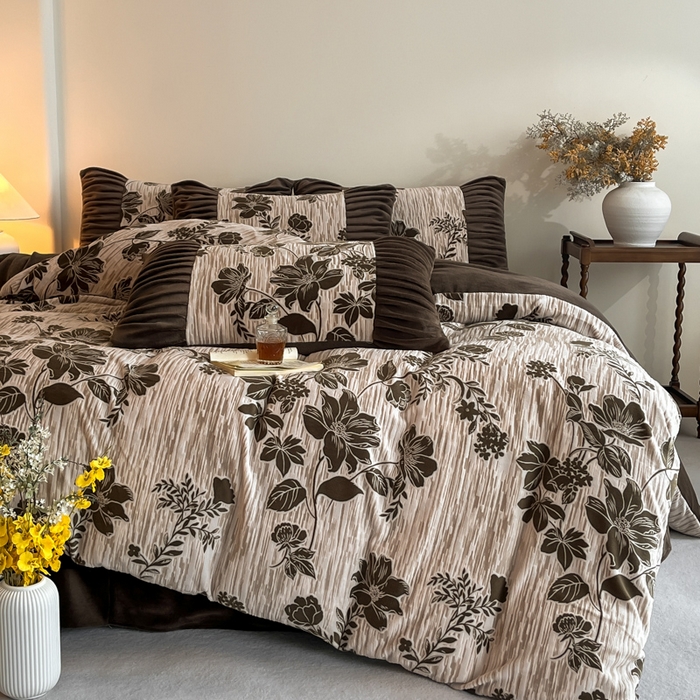 91家纺网 家纺一手货源 找家纺 子曰 2025新款浮雕轻法式复古ins小清新风雕花牛奶绒四件套 花颜-棕