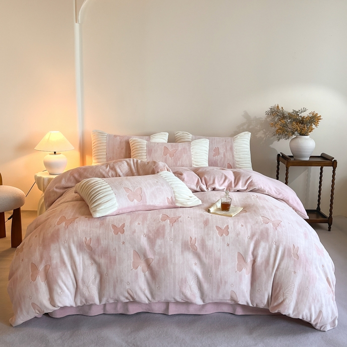 91家纺网 家纺一手货源 找家纺 子曰 2025新款浮雕轻法式复古ins小清新风雕花牛奶绒四件套 醉蝴蝶-粉