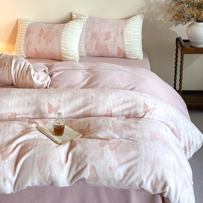 91家纺网 家纺一手货源 找家纺 子曰 2025新款浮雕轻法式复古ins小清新风雕花牛奶绒四件套 醉蝴蝶-粉