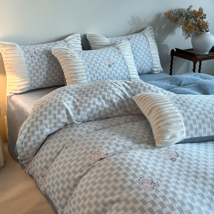 91家纺网 家纺一手货源 找家纺 子曰 2025新款浮雕轻法式复古ins小清新风雕花牛奶绒四件套 花韵-兰