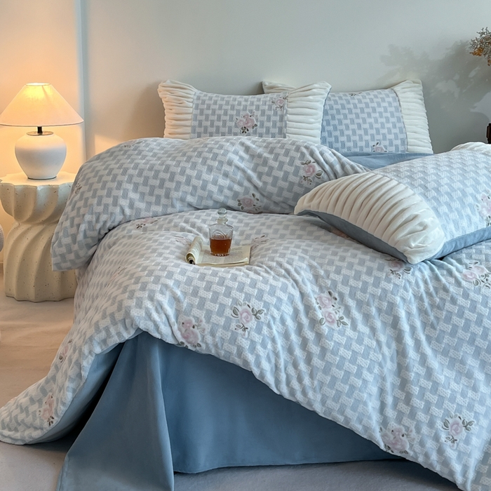 91家纺网 家纺一手货源 找家纺 子曰 2025新款浮雕轻法式复古ins小清新风雕花牛奶绒四件套 花韵-兰