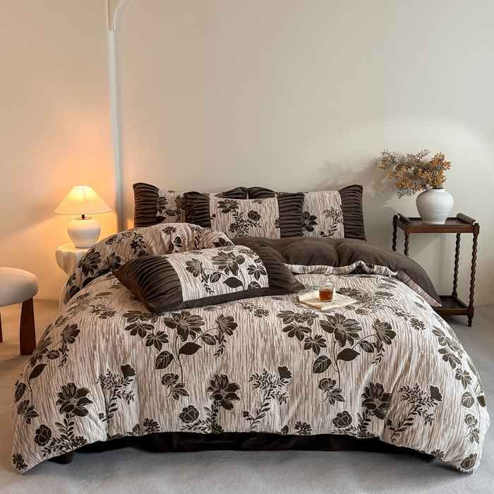 91家纺网 家纺一手货源 找家纺 子曰 2025新款浮雕轻法式复古ins小清新风雕花牛奶绒四件套 花颜-棕