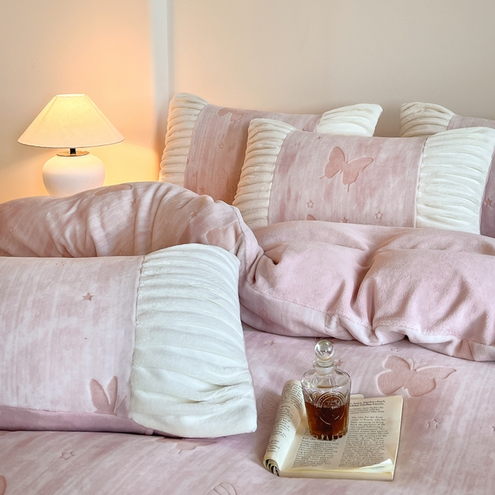 91家纺网 家纺一手货源 找家纺 子曰 2025新款浮雕轻法式复古ins小清新风雕花牛奶绒四件套 醉蝴蝶-粉