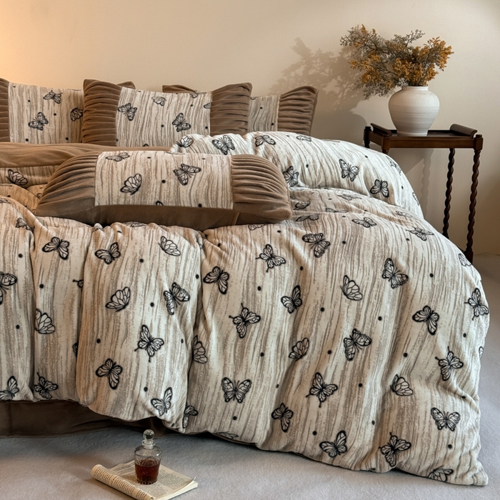 91家纺网 家纺一手货源 找家纺 子曰 2025新款浮雕轻法式复古ins小清新风雕花牛奶绒四件套 梦里蝴蝶-卡其