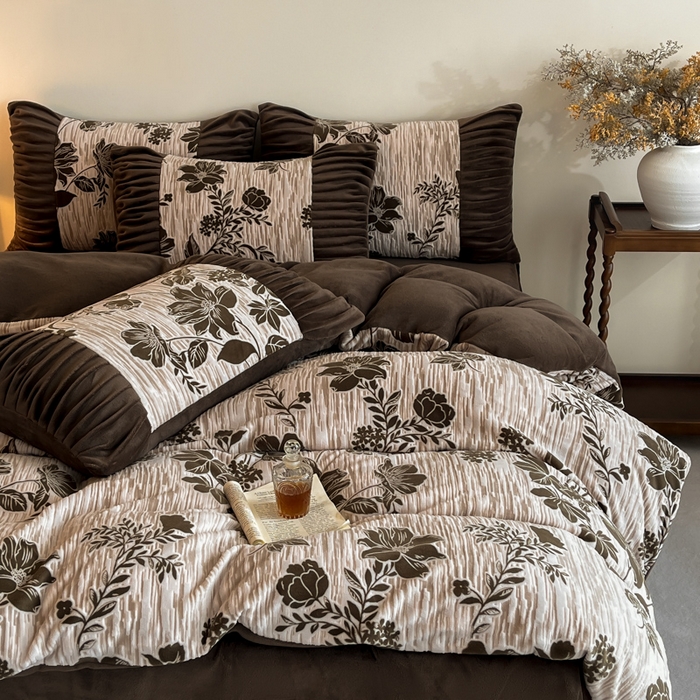 91家纺网 家纺一手货源 找家纺 子曰 2025新款浮雕轻法式复古ins小清新风雕花牛奶绒四件套 花颜-棕