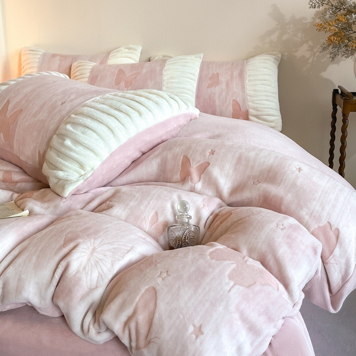 91家纺网 家纺一手货源 找家纺 子曰 2025新款浮雕轻法式复古ins小清新风雕花牛奶绒四件套 醉蝴蝶-粉