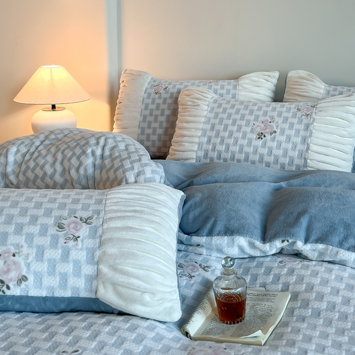 91家纺网 家纺一手货源 找家纺 子曰 2025新款浮雕轻法式复古ins小清新风雕花牛奶绒四件套 花韵-兰