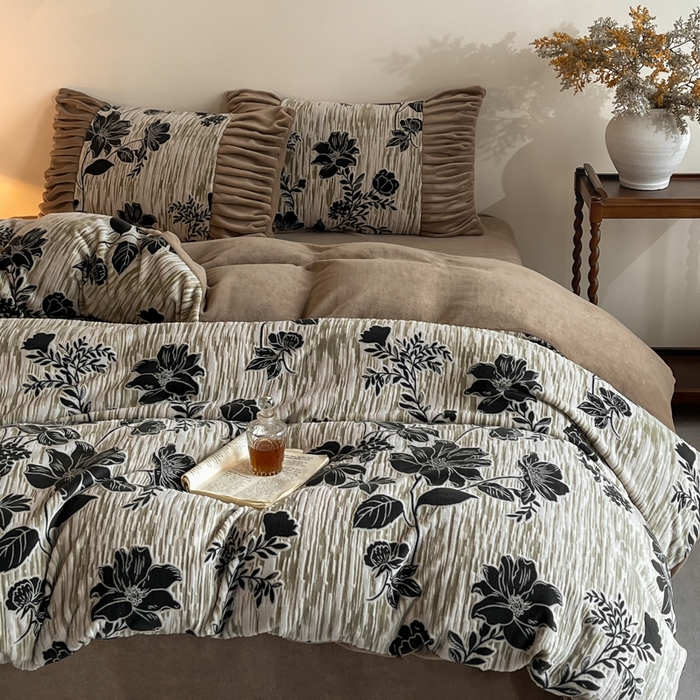 91家纺网 家纺一手货源 找家纺 子曰 2025新款浮雕轻法式复古ins小清新风雕花牛奶绒四件套 花颜-卡其