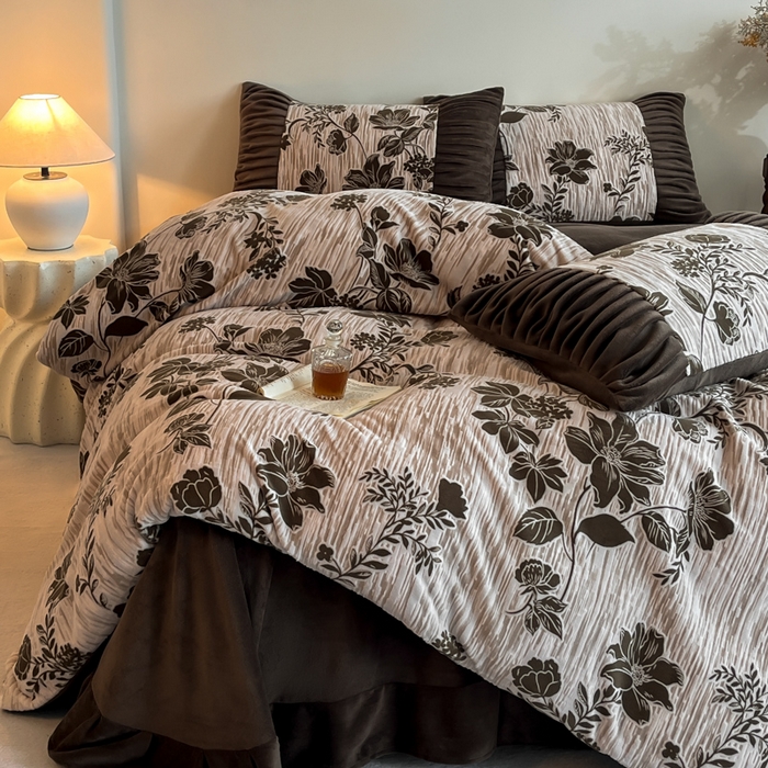 91家纺网 家纺一手货源 找家纺 子曰 2025新款浮雕轻法式复古ins小清新风雕花牛奶绒四件套 花颜-棕