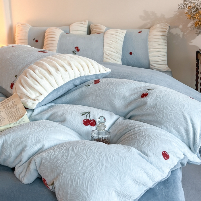 91家纺网 家纺一手货源 找家纺 子曰 2025新款浮雕轻法式复古ins小清新风雕花牛奶绒四件套 樱桃之恋-兰