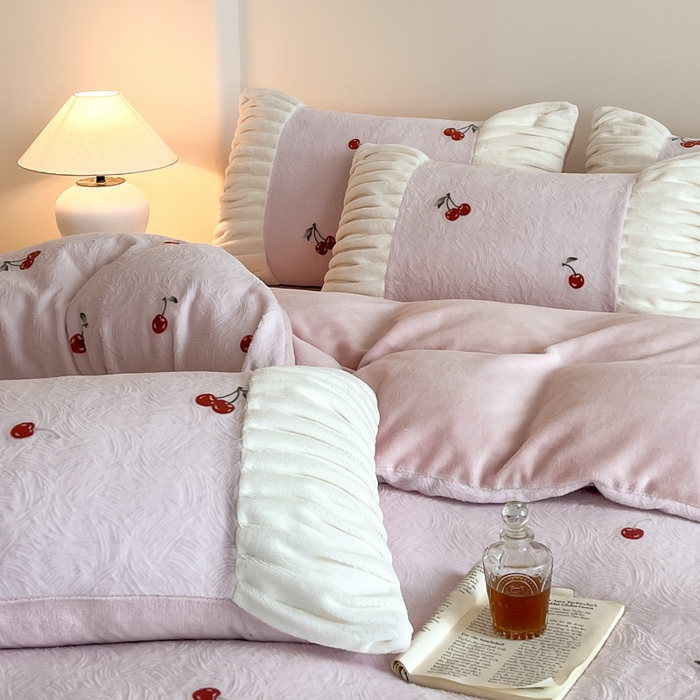 91家纺网 家纺一手货源 找家纺 子曰 2025新款浮雕轻法式复古ins小清新风雕花牛奶绒四件套 樱桃之恋-粉