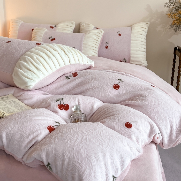 91家纺网 家纺一手货源 找家纺 子曰 2025新款浮雕轻法式复古ins小清新风雕花牛奶绒四件套 樱桃之恋-粉