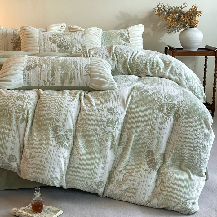 91家纺网 家纺一手货源 找家纺 子曰 2025新款浮雕轻法式复古ins小清新风雕花牛奶绒四件套 水墨画-绿