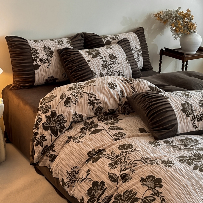 91家纺网 家纺一手货源 找家纺 子曰 2025新款浮雕轻法式复古ins小清新风雕花牛奶绒四件套 花颜-棕