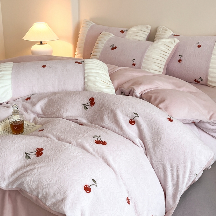 91家纺网 家纺一手货源 找家纺 子曰 2025新款浮雕轻法式复古ins小清新风雕花牛奶绒四件套 樱桃之恋-粉