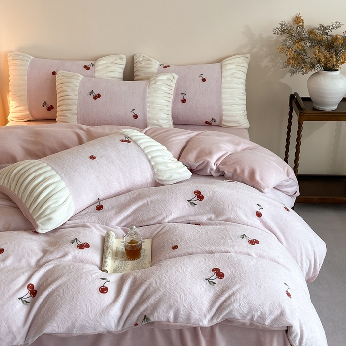 91家纺网 家纺一手货源 找家纺 子曰 2025新款浮雕轻法式复古ins小清新风雕花牛奶绒四件套 樱桃之恋-粉