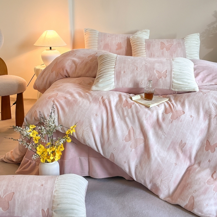 91家纺网 家纺一手货源 找家纺 子曰 2025新款浮雕轻法式复古ins小清新风雕花牛奶绒四件套 醉蝴蝶-粉