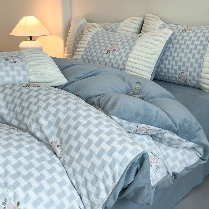 91家纺网 家纺一手货源 找家纺 子曰 2025新款浮雕轻法式复古ins小清新风雕花牛奶绒四件套 花韵-兰