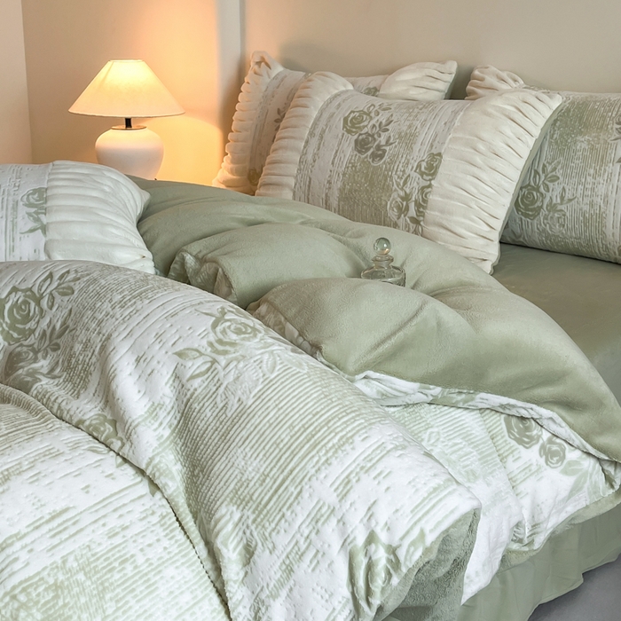 91家纺网 家纺一手货源 找家纺 子曰 2025新款浮雕轻法式复古ins小清新风雕花牛奶绒四件套 水墨画-绿