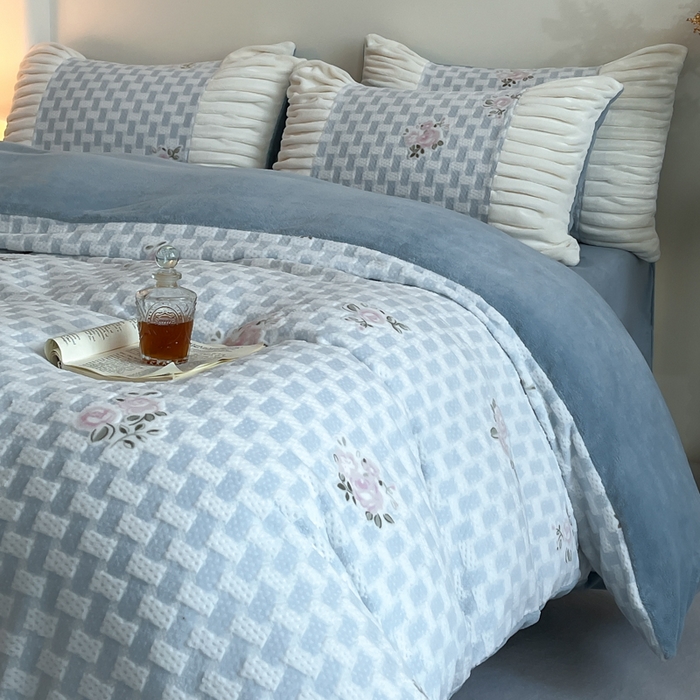 91家纺网 家纺一手货源 找家纺 子曰 2025新款浮雕轻法式复古ins小清新风雕花牛奶绒四件套 花韵-兰