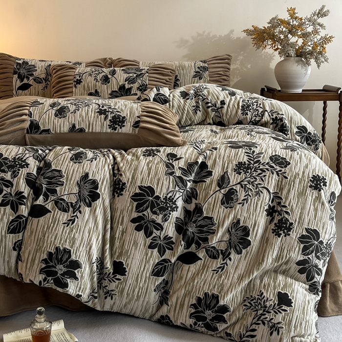 91家纺网 家纺一手货源 找家纺 （总）子曰 2025新款浮雕轻法式复古ins小清新风雕花牛奶绒四件套