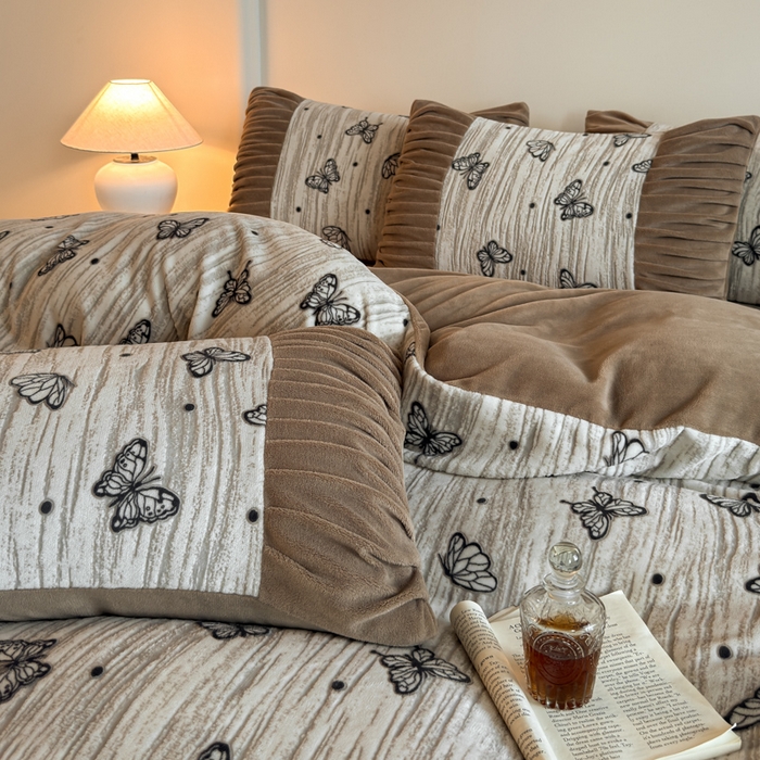 91家纺网 家纺一手货源 找家纺 子曰 2025新款浮雕轻法式复古ins小清新风雕花牛奶绒四件套 梦里蝴蝶-卡其