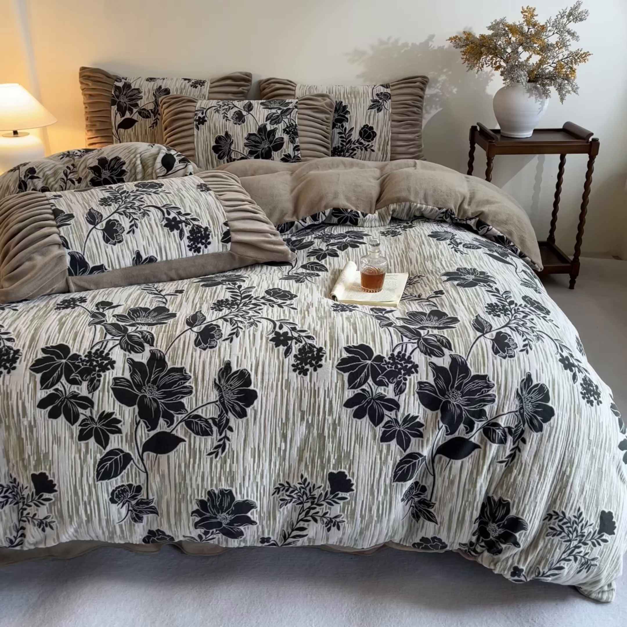 91家纺网 家纺一手货源 找家纺 子曰 2025新款浮雕轻法式复古ins小清新风雕花牛奶绒四件套 花颜-卡其