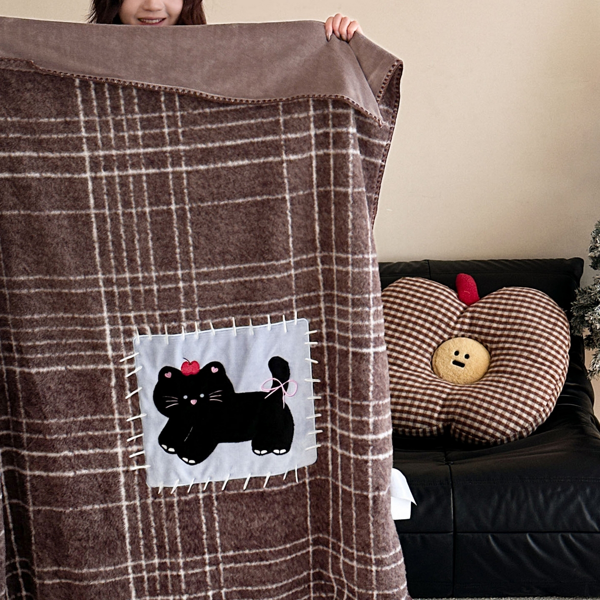 91家纺网 家纺一手货源 找家纺 宇航家纺 2025新款美拉德色系仿羊毛绒牛奶绒毛毯盖毯办公毯 盖毯-煤球小猫