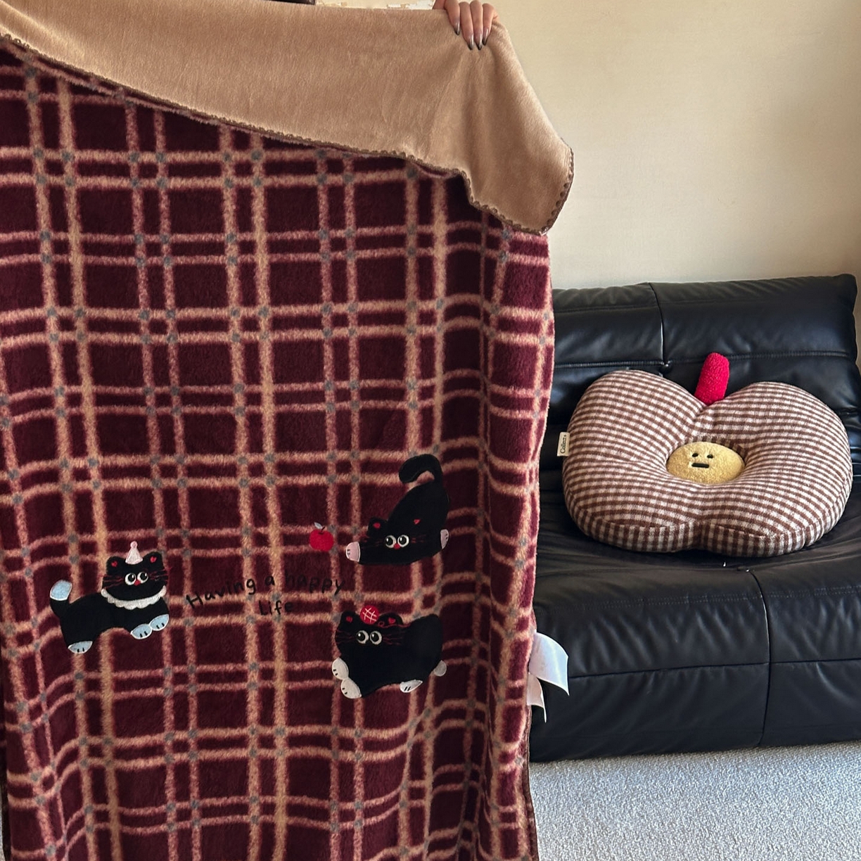 91家纺网 家纺一手货源 找家纺 宇航家纺 2025新款美拉德色系仿羊毛绒牛奶绒毛毯盖毯办公毯 盖毯-三只小猫