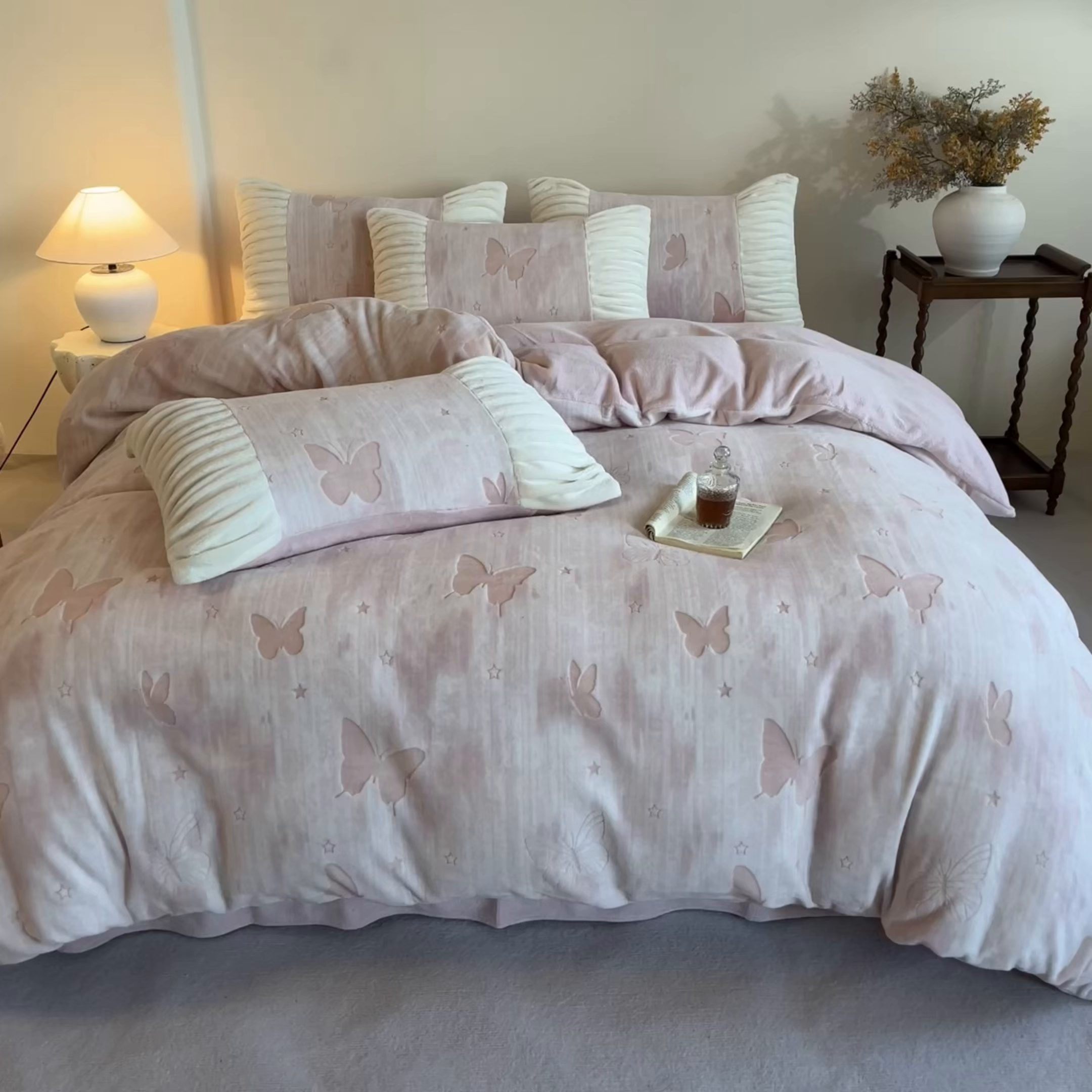 91家纺网 家纺一手货源 找家纺 子曰 2025新款浮雕轻法式复古ins小清新风雕花牛奶绒四件套 醉蝴蝶-粉