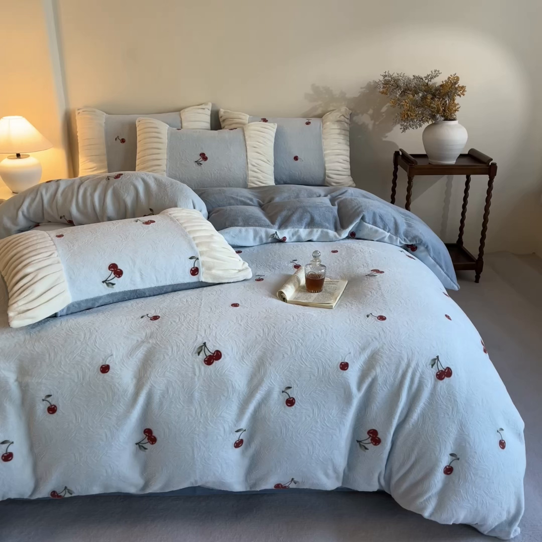 91家纺网 家纺一手货源 找家纺 子曰 2025新款浮雕轻法式复古ins小清新风雕花牛奶绒四件套 樱桃之恋-兰