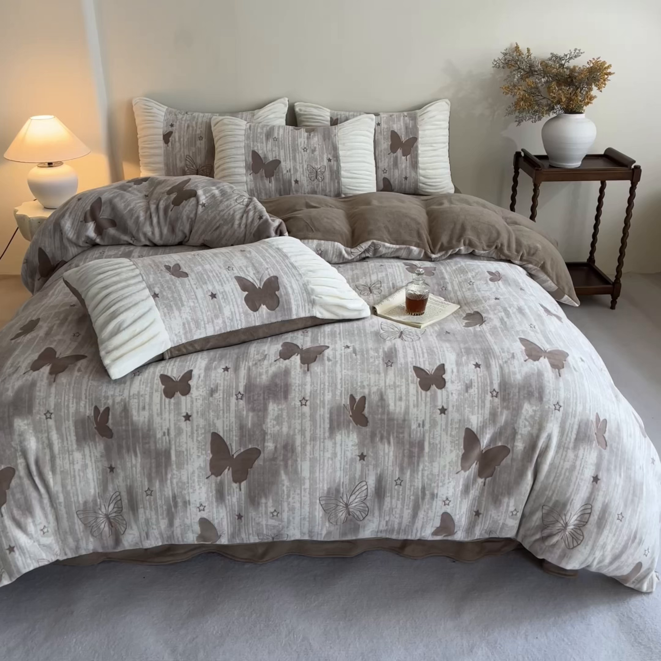 91家纺网 家纺一手货源 找家纺 子曰 2025新款浮雕轻法式复古ins小清新风雕花牛奶绒四件套 醉蝴蝶-咖