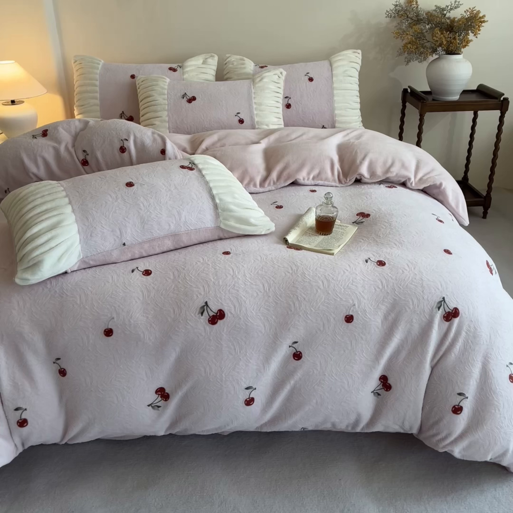 91家纺网 家纺一手货源 找家纺 子曰 2025新款浮雕轻法式复古ins小清新风雕花牛奶绒四件套 樱桃之恋-粉