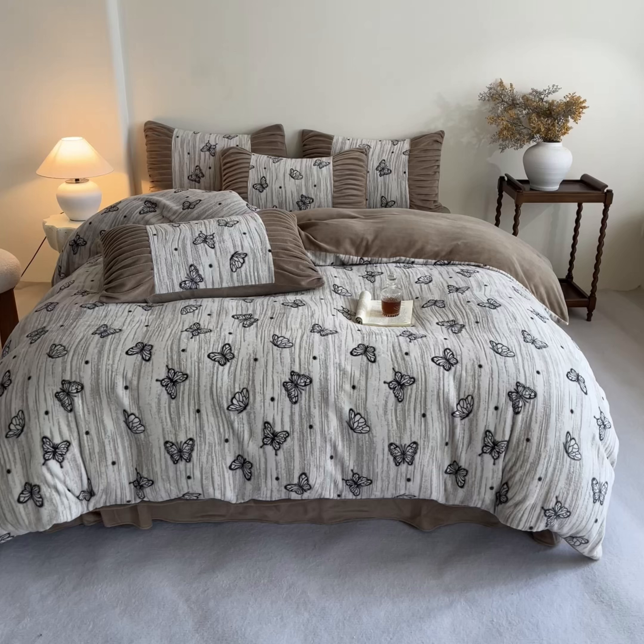 91家纺网 家纺一手货源 找家纺 子曰 2025新款浮雕轻法式复古ins小清新风雕花牛奶绒四件套 梦里蝴蝶-卡其