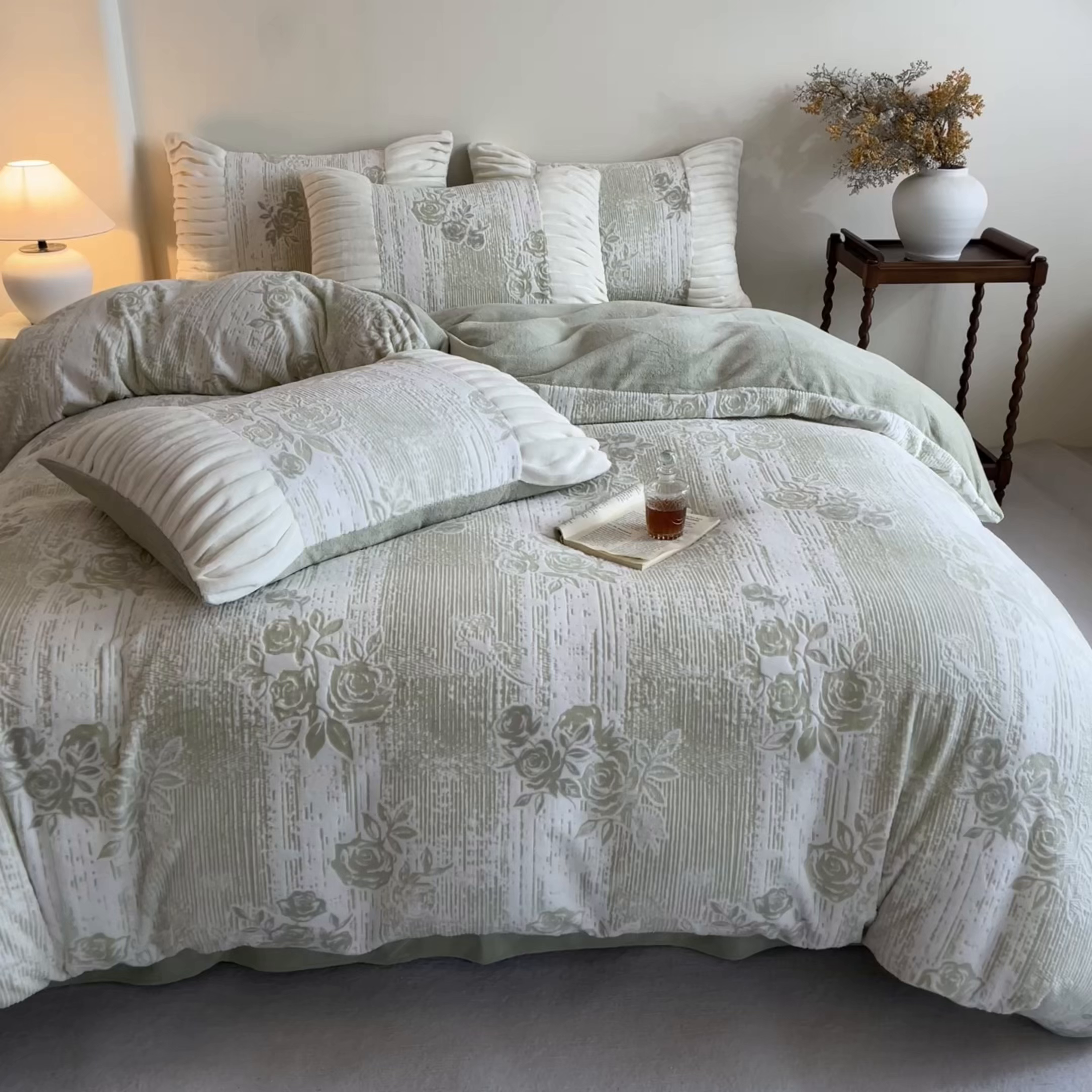 91家纺网 家纺一手货源 找家纺 子曰 2025新款浮雕轻法式复古ins小清新风雕花牛奶绒四件套 水墨画-绿