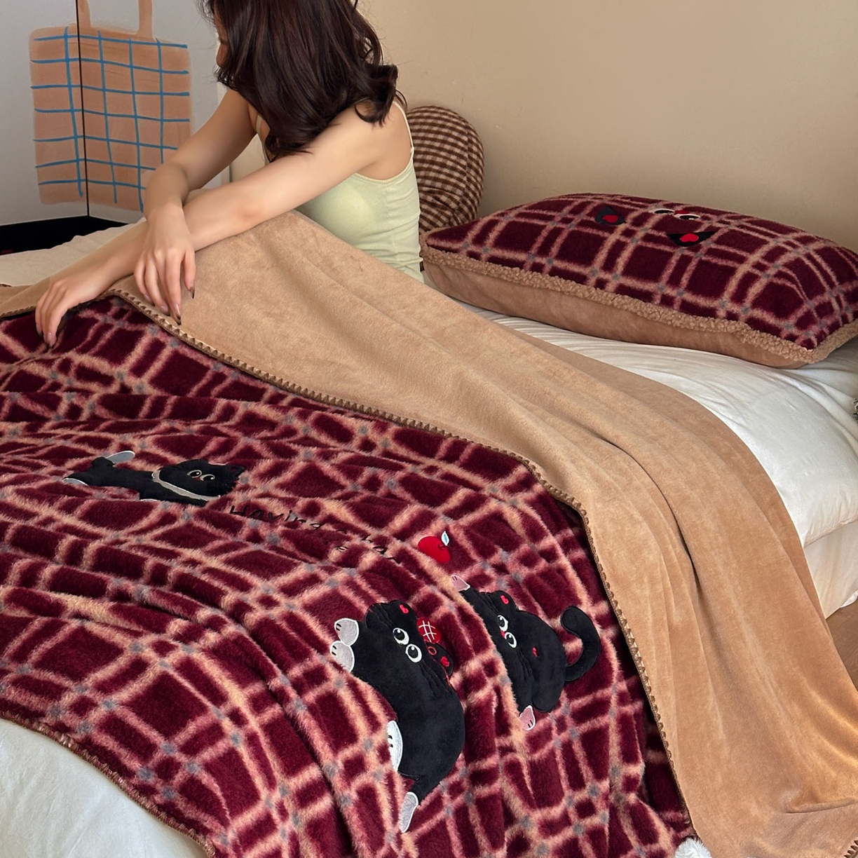 91家纺网 家纺一手货源 找家纺 宇航家纺 2025新款美拉德色系仿羊毛绒牛奶绒毛毯盖毯办公毯 盖毯-三只小猫