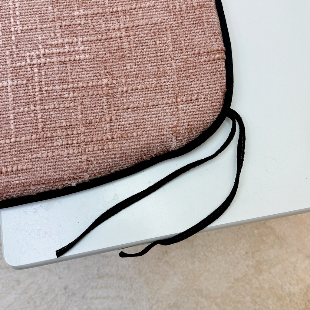 91家纺网 家纺一手货源 找家纺 爱家居 2025新款餐椅垫坐垫轻奢马蹄形四季通用雪尼尔防滑纯色椅子垫餐厅家用可拆洗【纯色雪尼尔坐垫常规有现货、其它规格可定制】 雪尼尔—豆沙粉