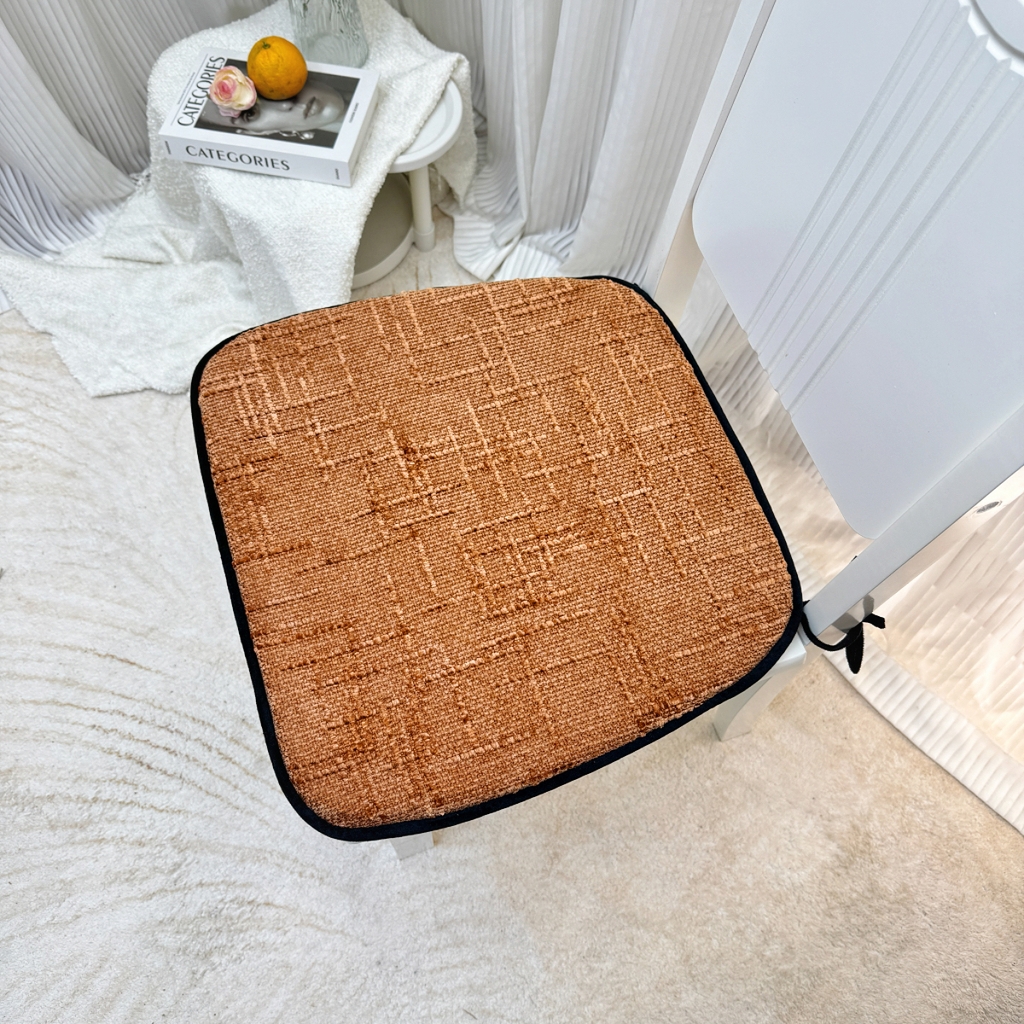 91家纺网 家纺一手货源 找家纺 爱家居 2025新款餐椅垫坐垫轻奢马蹄形四季通用雪尼尔防滑纯色椅子垫餐厅家用可拆洗【纯色雪尼尔坐垫常规有现货、其它规格可定制】 雪尼尔—焦糖橘