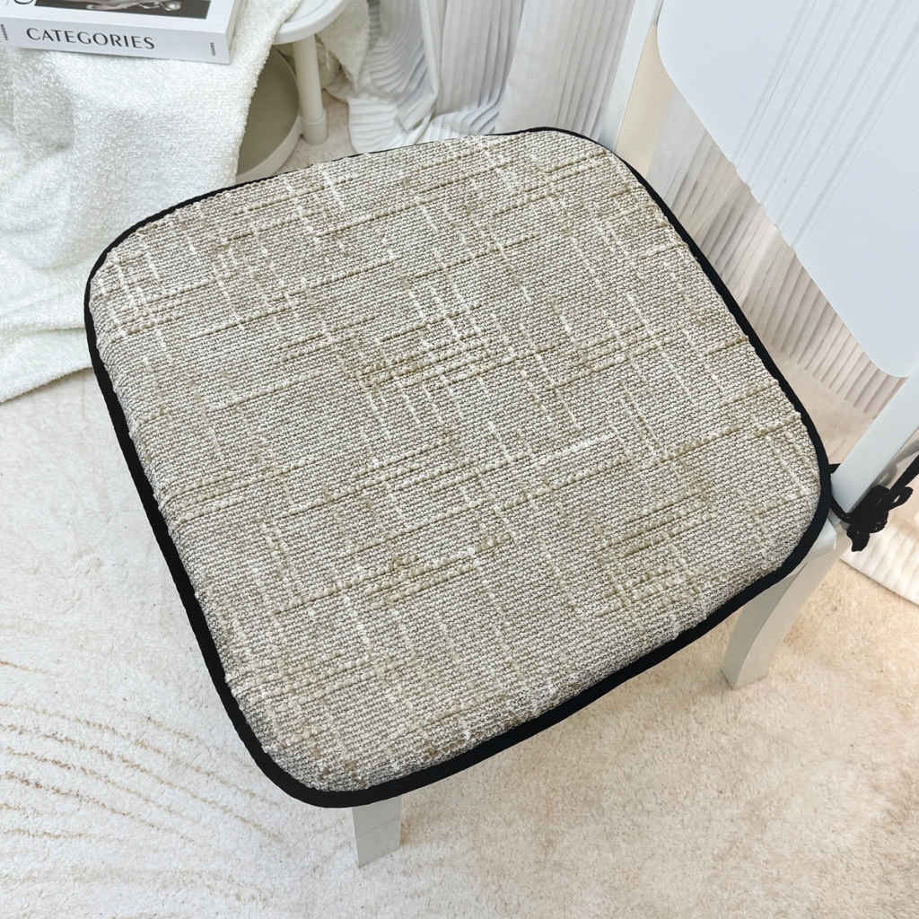 91家纺网 家纺一手货源 找家纺 爱家居 2025新款餐椅垫坐垫轻奢马蹄形四季通用雪尼尔防滑纯色椅子垫餐厅家用可拆洗【纯色雪尼尔坐垫常规有现货、其它规格可定制】 雪尼尔—卡其色