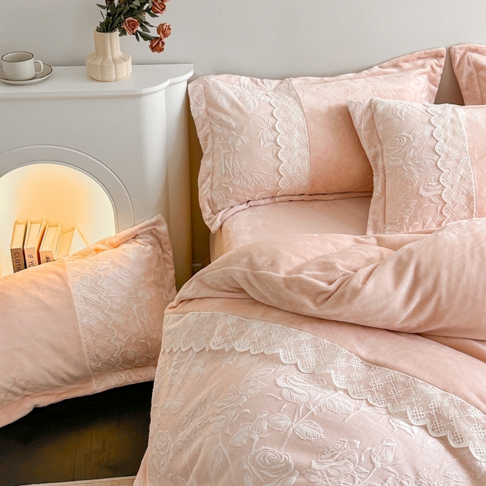 91家纺网 家纺一手货源 找家纺 （总）诺梵家纺 2025新款拼接雕花牛奶绒四件套