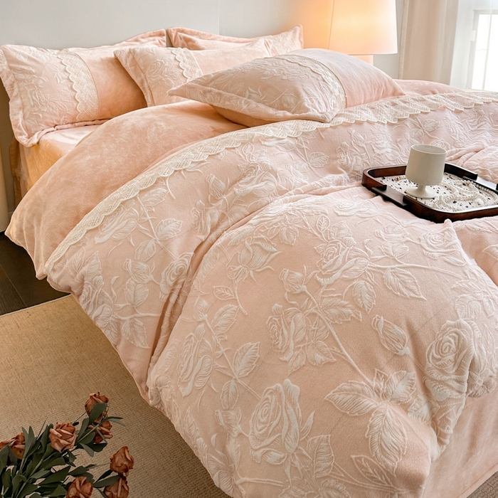 91家纺网 家纺一手货源 找家纺 （总）诺梵家纺 2025新款拼接雕花牛奶绒四件套