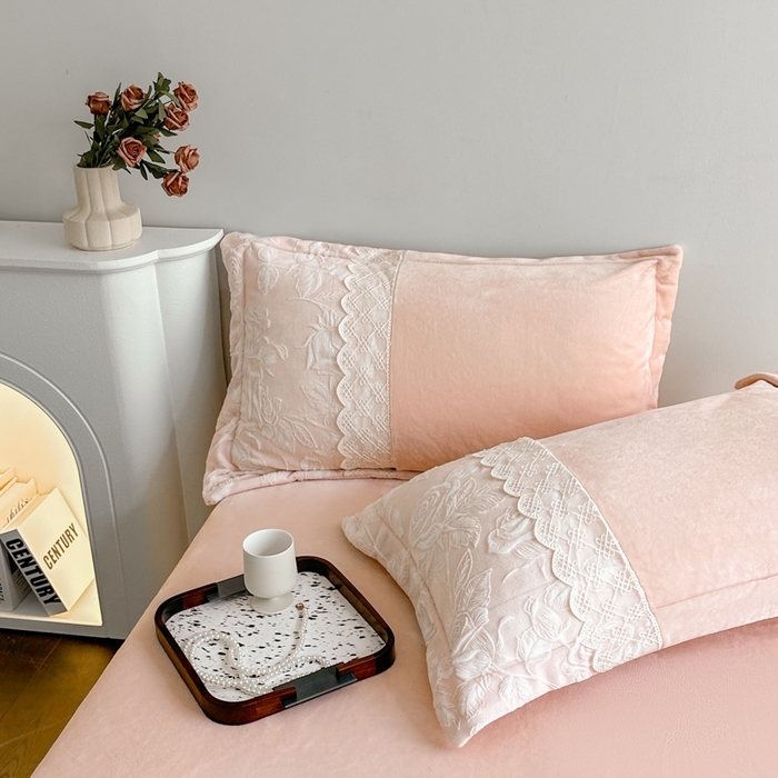 91家纺网 家纺一手货源 找家纺 （总）诺梵家纺 2025新款拼接雕花牛奶绒四件套