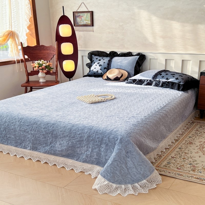 91家纺网 家纺一手货源 找家纺 （总）韩秀家纺 2025新款加厚牛奶绒蝴蝶蕾丝床盖花边夹棉床盖三件套高克重珊瑚绒单床盖-莫奈花园