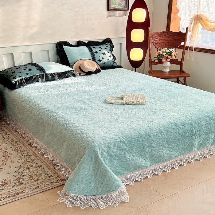 91家纺网 家纺一手货源 找家纺 （总）韩秀家纺 2025新款加厚牛奶绒蝴蝶蕾丝床盖花边夹棉床盖三件套高克重珊瑚绒单床盖-莫奈花园