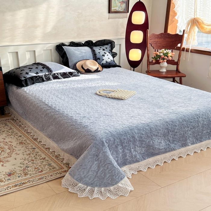 91家纺网 家纺一手货源 找家纺 韩秀家纺 2025新款加厚牛奶绒蝴蝶蕾丝床盖花边夹棉床盖三件套高克重珊瑚绒单床盖-莫奈花园 莫奈花园灰