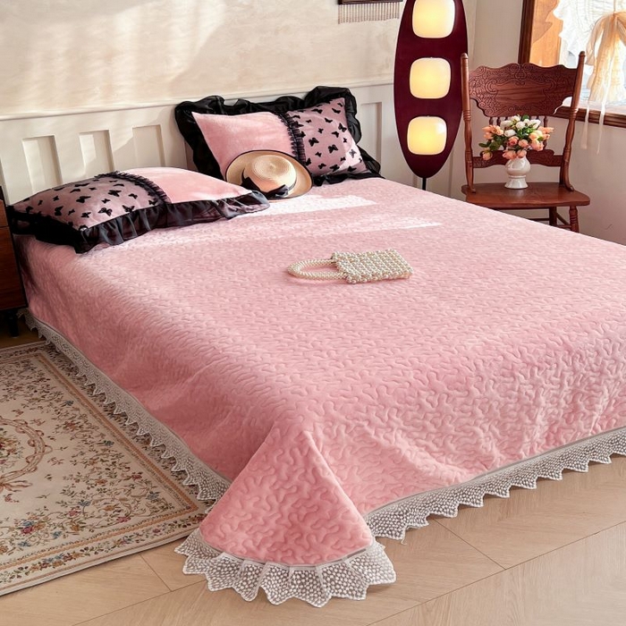 91家纺网 家纺一手货源 找家纺 韩秀家纺 2025新款加厚牛奶绒蝴蝶蕾丝床盖花边夹棉床盖三件套高克重珊瑚绒单床盖-莫奈花园 莫奈花园粉玉