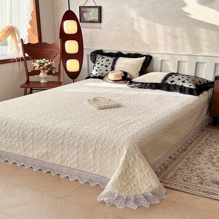 91家纺网 家纺一手货源 找家纺 （总）韩秀家纺 2025新款加厚牛奶绒蝴蝶蕾丝床盖花边夹棉床盖三件套高克重珊瑚绒单床盖-莫奈花园